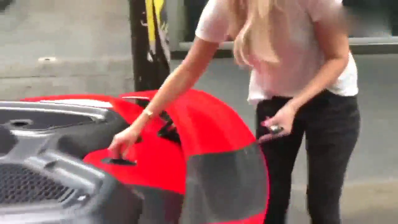 女土豪按下VUHL跑车钥匙，爬进车内，装上方向盘才是霸气的开始