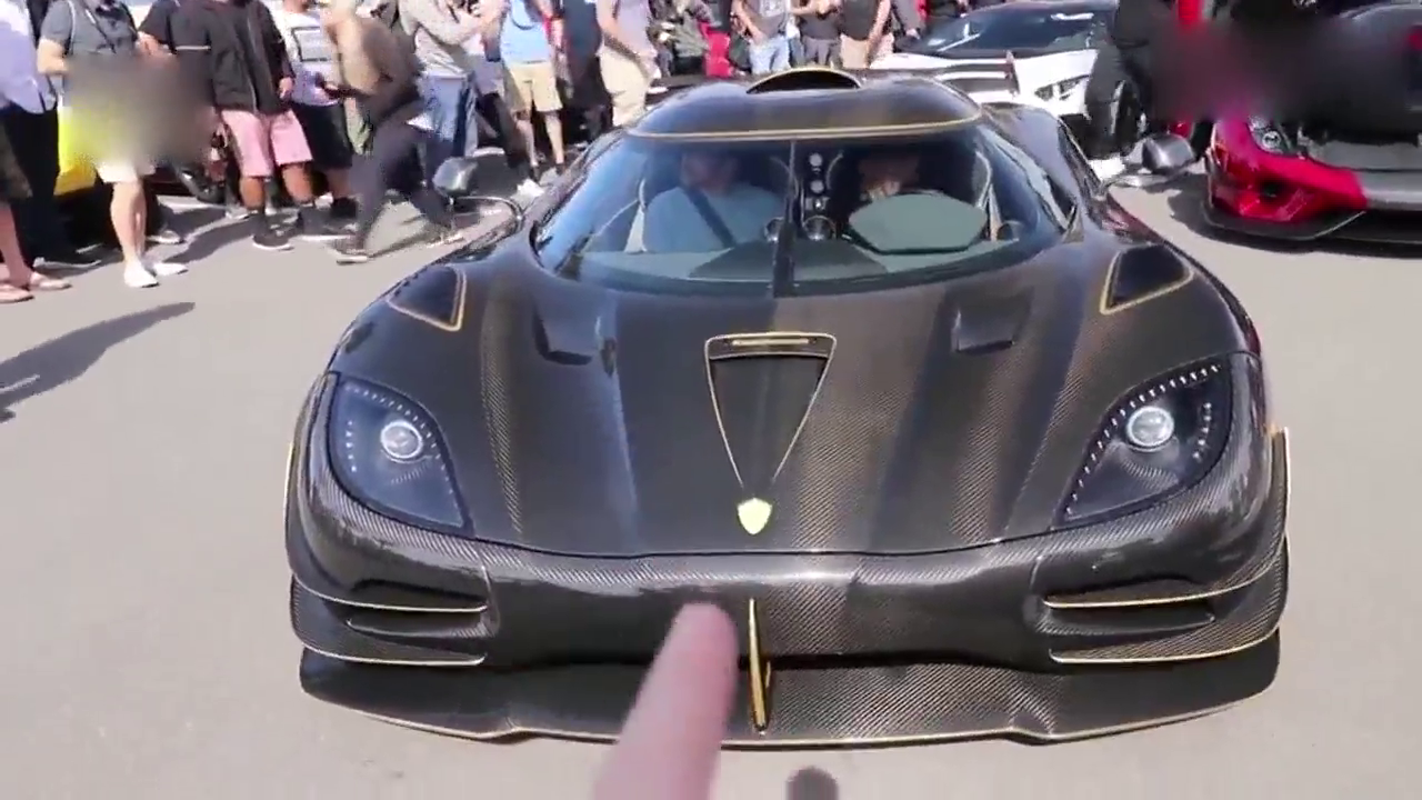 红色跑车现场变形，竟然无视旁边的帕加尼？