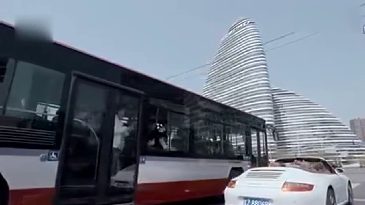 美女开着百万跑车等红灯，公交车上的乘客，都羡慕不已!