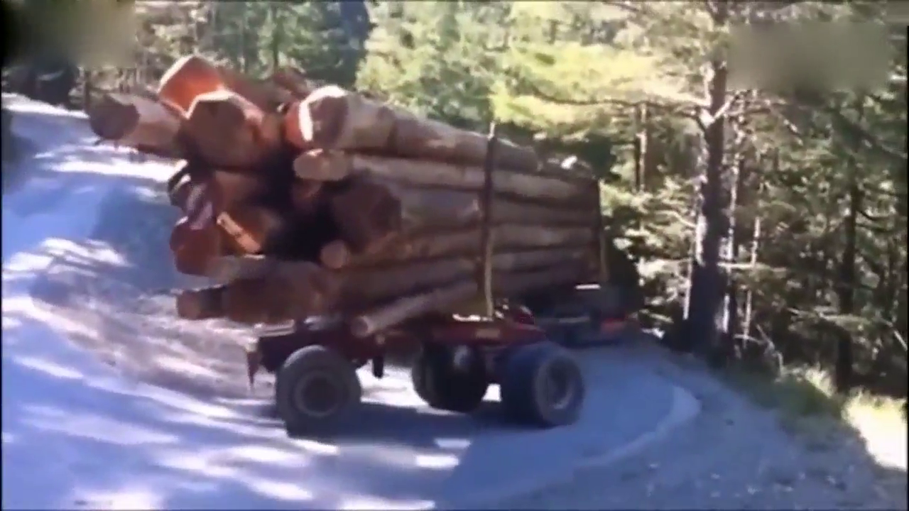 开这种卡车的人也是人才，倒车技术一般人还真学不会呀