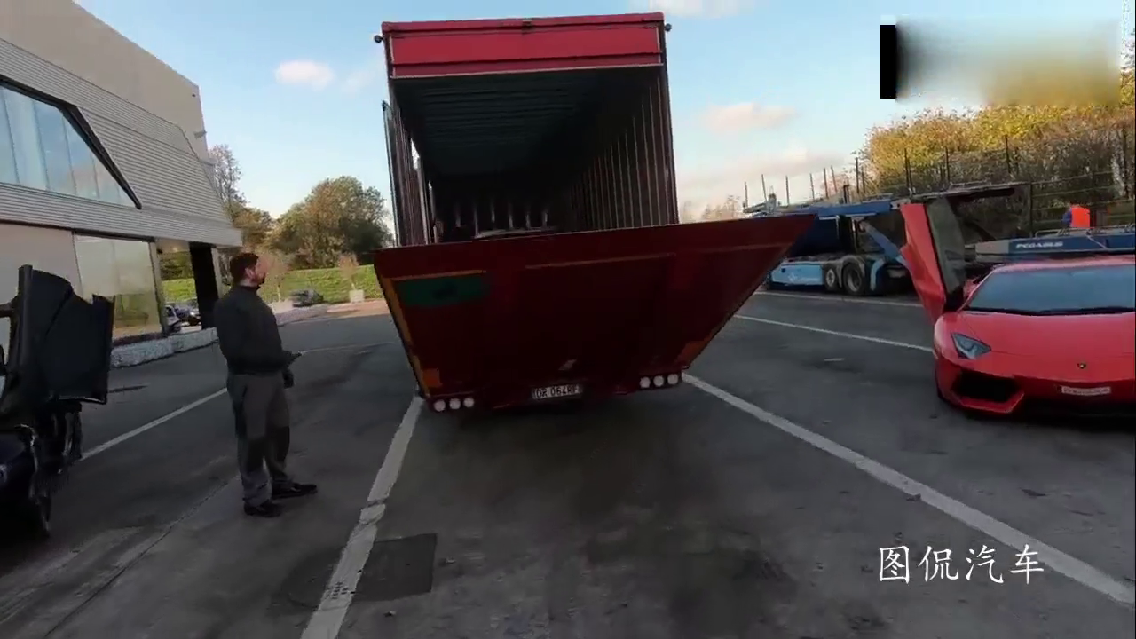 土豪买价值4000万的豪华跑车！下车那一刻让布加迪黯然失色！