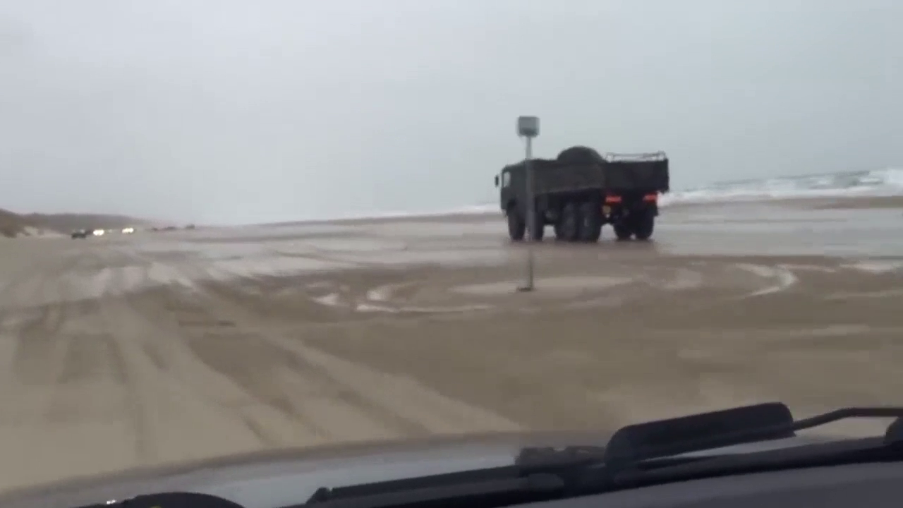 越野卡车陷车，军用重卡都被请过来参与救援了