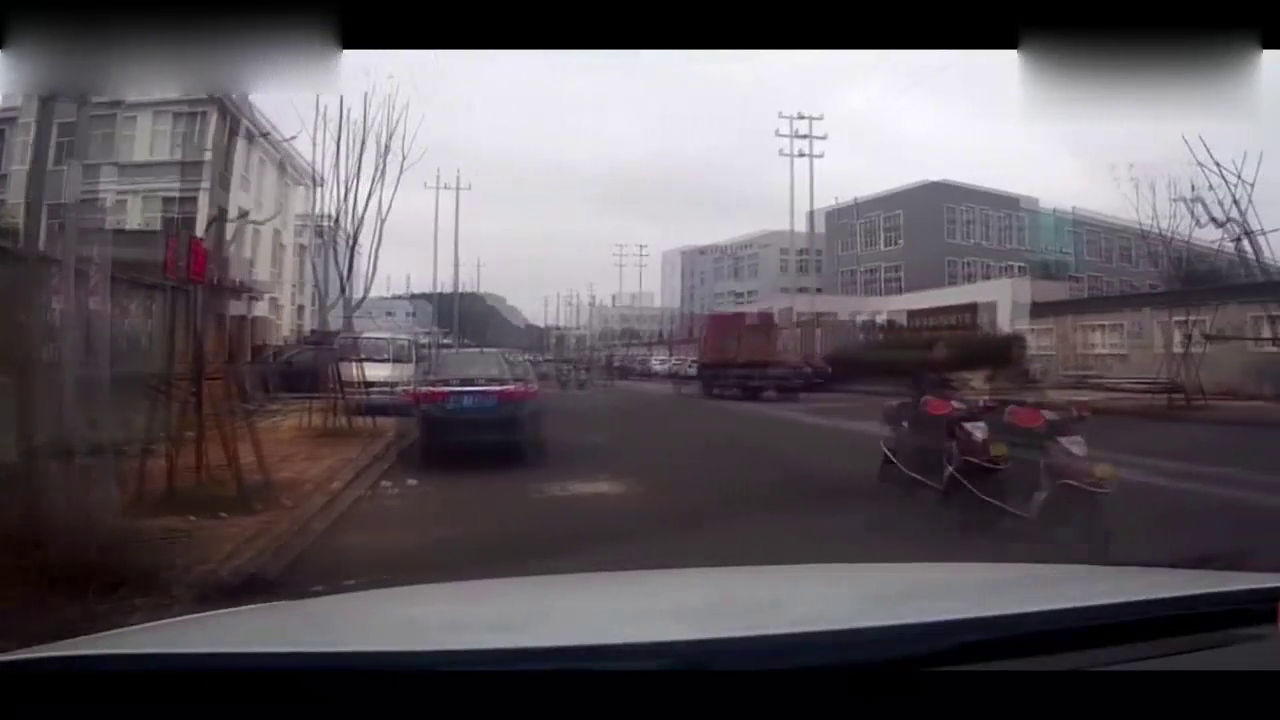 视频车正准备调头，眼睁睁看着飞速电动车撞上来