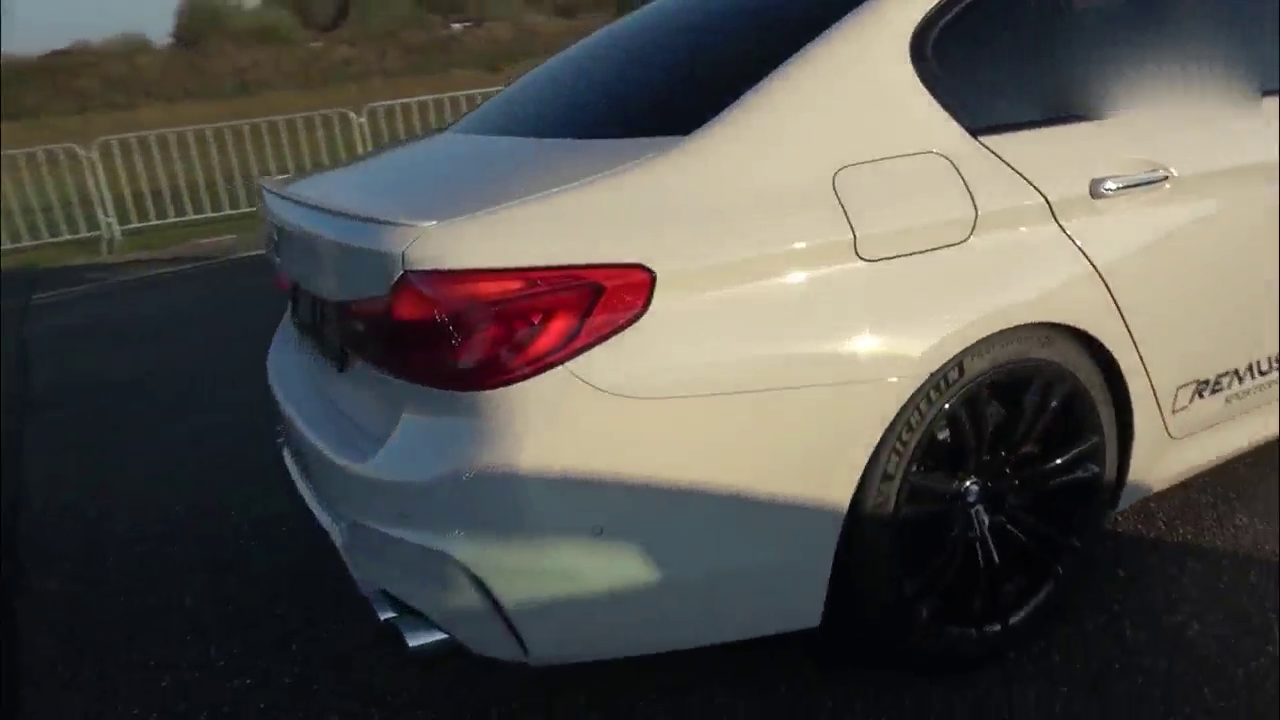 白色宝马对阵黑色保时捷，哪里来的底气要和跑车比赛？