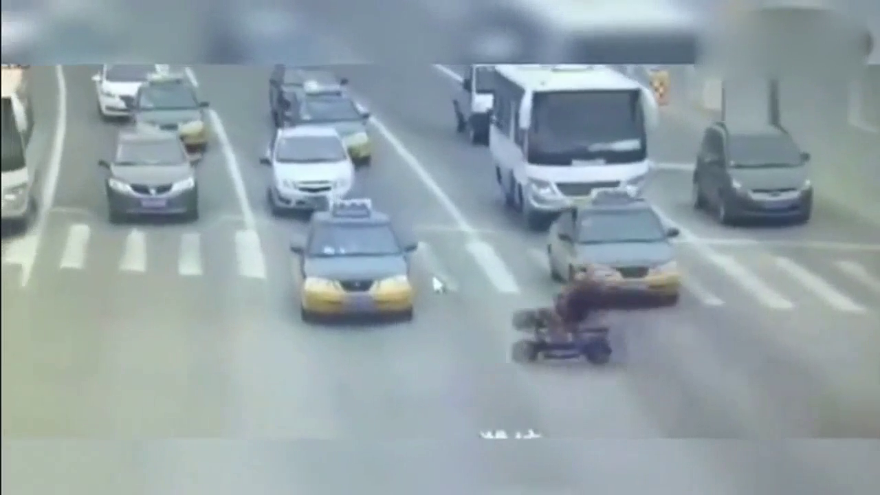 电动车女子闯红灯，被出租车撞倒，谁知更可怕的还在后面