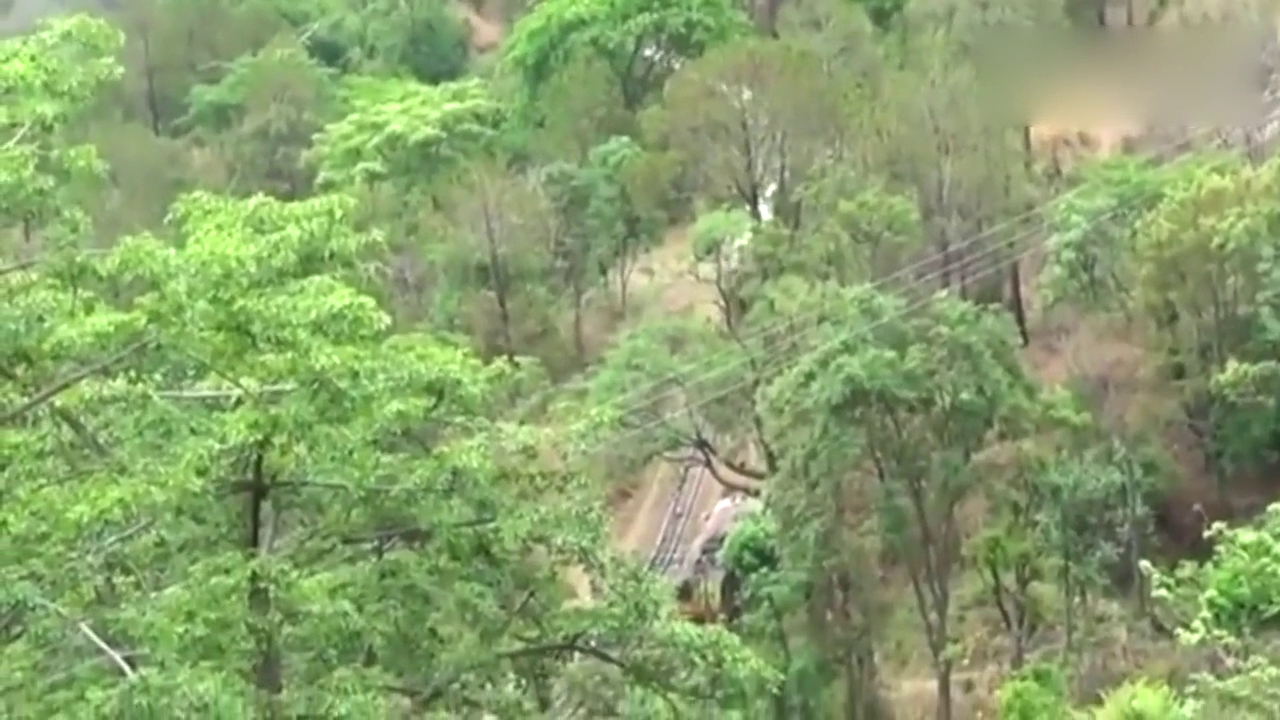 卡车爬坡见多了，火车爬坡也见过吗？从山底一层层往上爬，壮观！