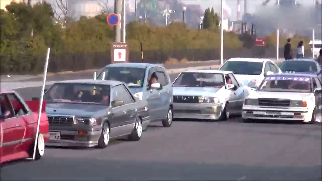 爆音！直管改装车游街感觉像世界末日一样