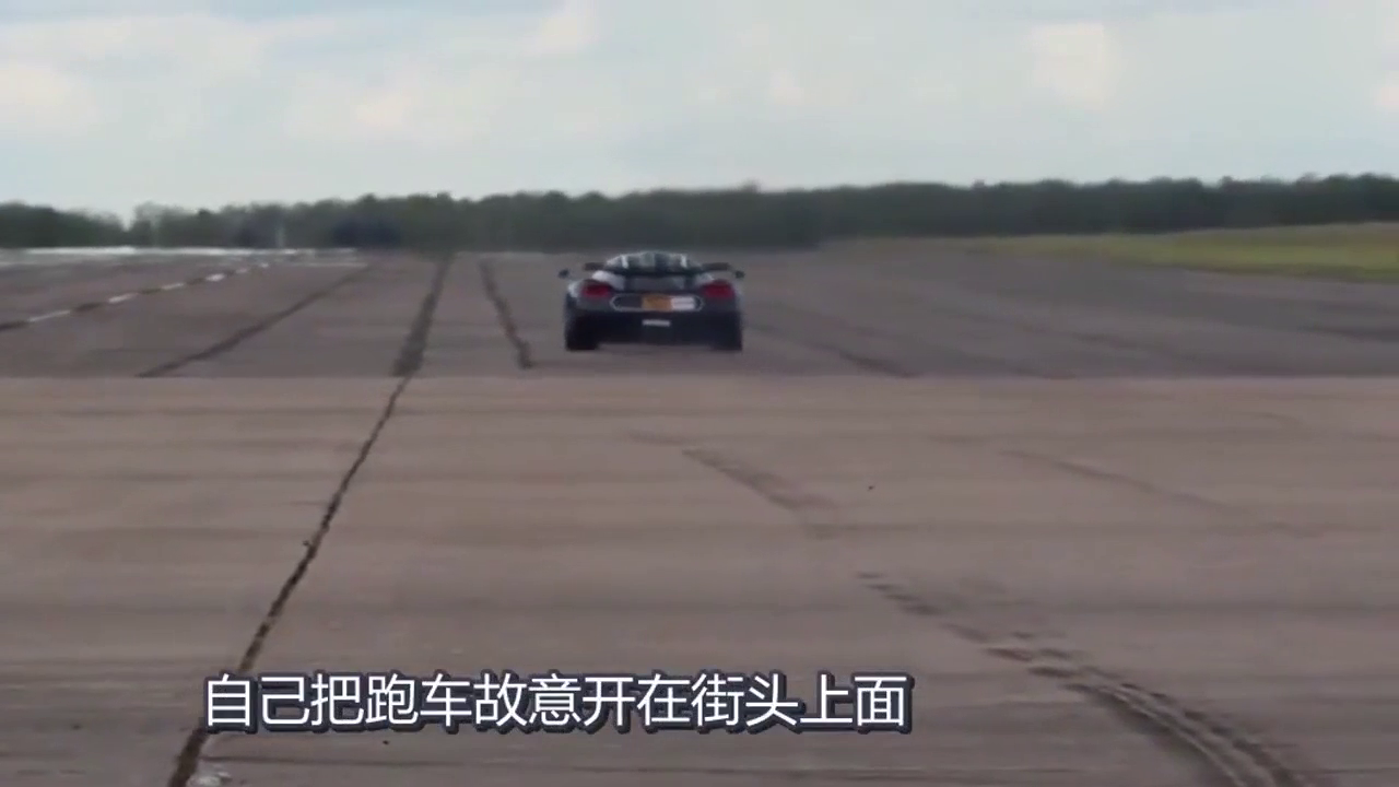 都说豪车容易撩妹，车主把跑车停路边，效果很是惊人！