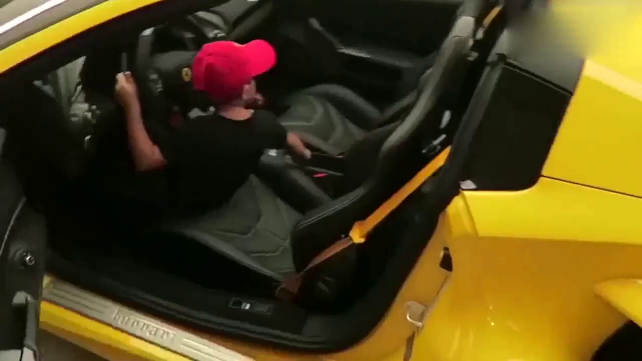 迪拜土豪买跑车，4S店送了一个小盒子，打开以后让人大吃一惊！