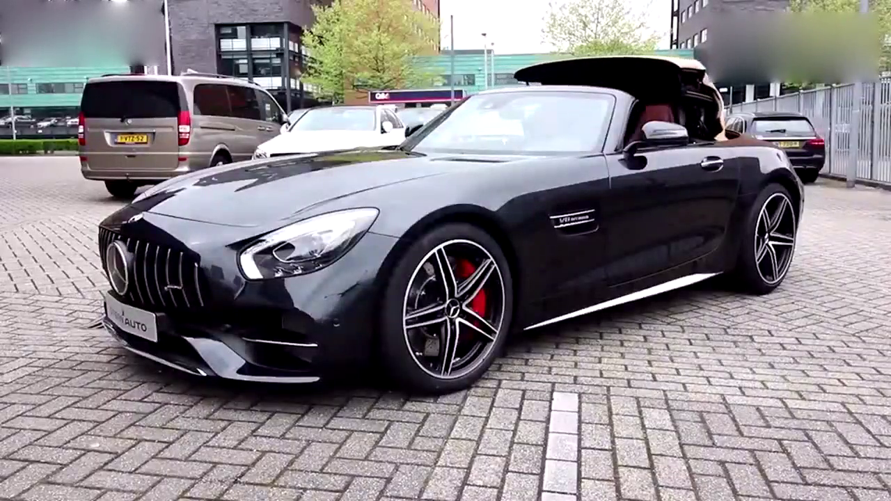 价值200万的奔驰敞篷跑车，车主按下钥匙后就明白钱花的真值！