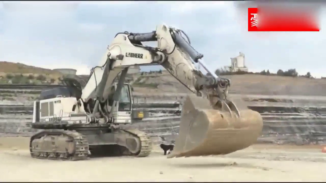 一台超大型德国挖掘机，看德国司机是如何开上卡车的