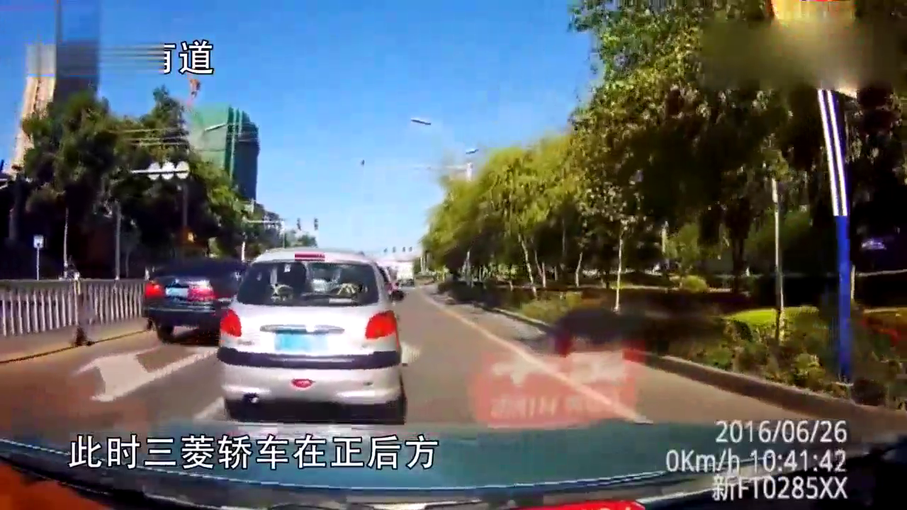 一分钟内被别车8次，出租车加速猛撞三菱轿车