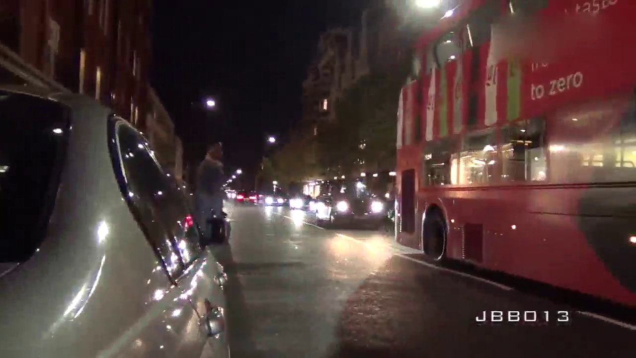 一群跑车在市区轰油炸街，来了一辆雅马哈R1立马变老实了