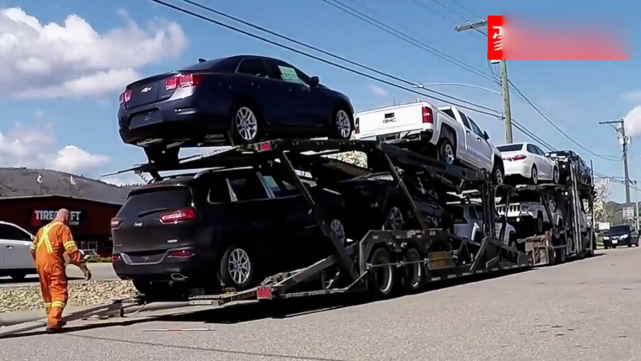 一次运输8台新车的大卡车，看它是如何卸货的