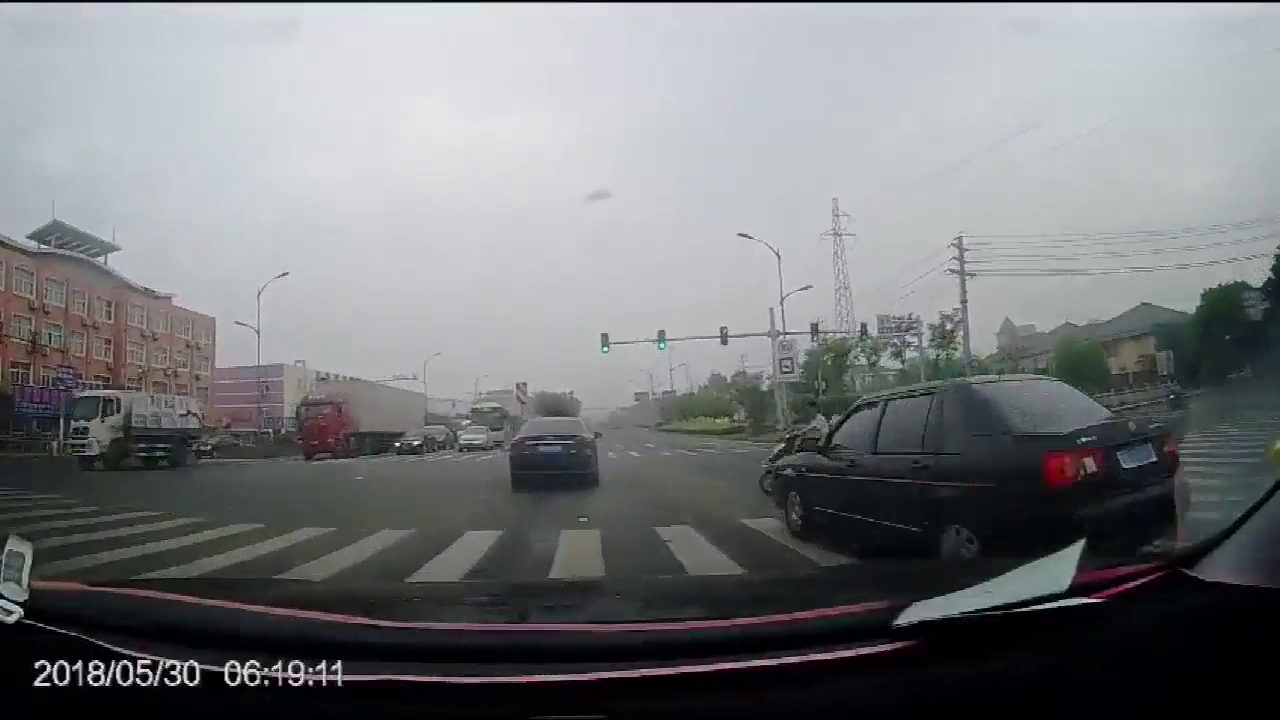 男子骑电动车闯红灯，要不是及时刹车，就完了