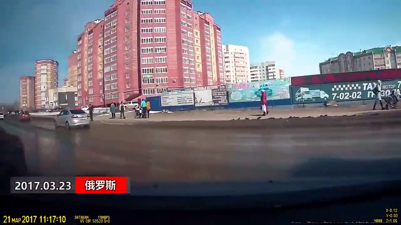 男子过马路跑太快刹不住脚 头部被卡车猛击倒地