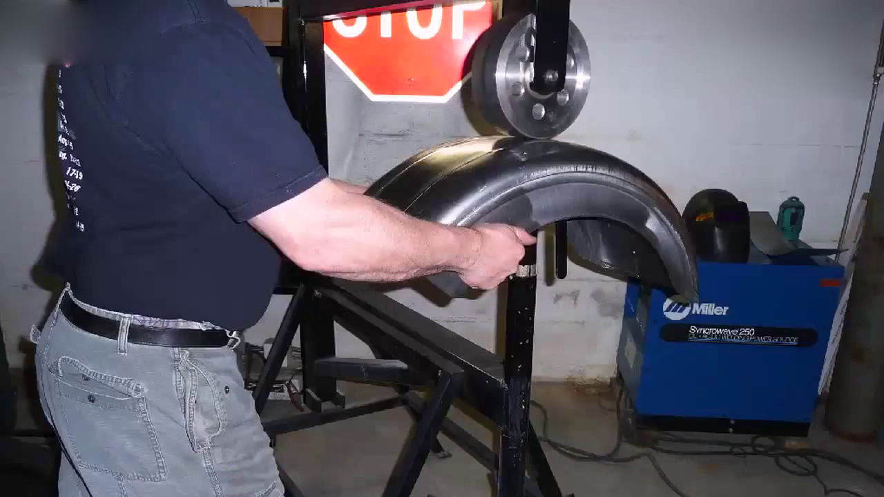 男子花17年在地下室造兰博基尼，用挖掘机挖出跑车后，贼霸气