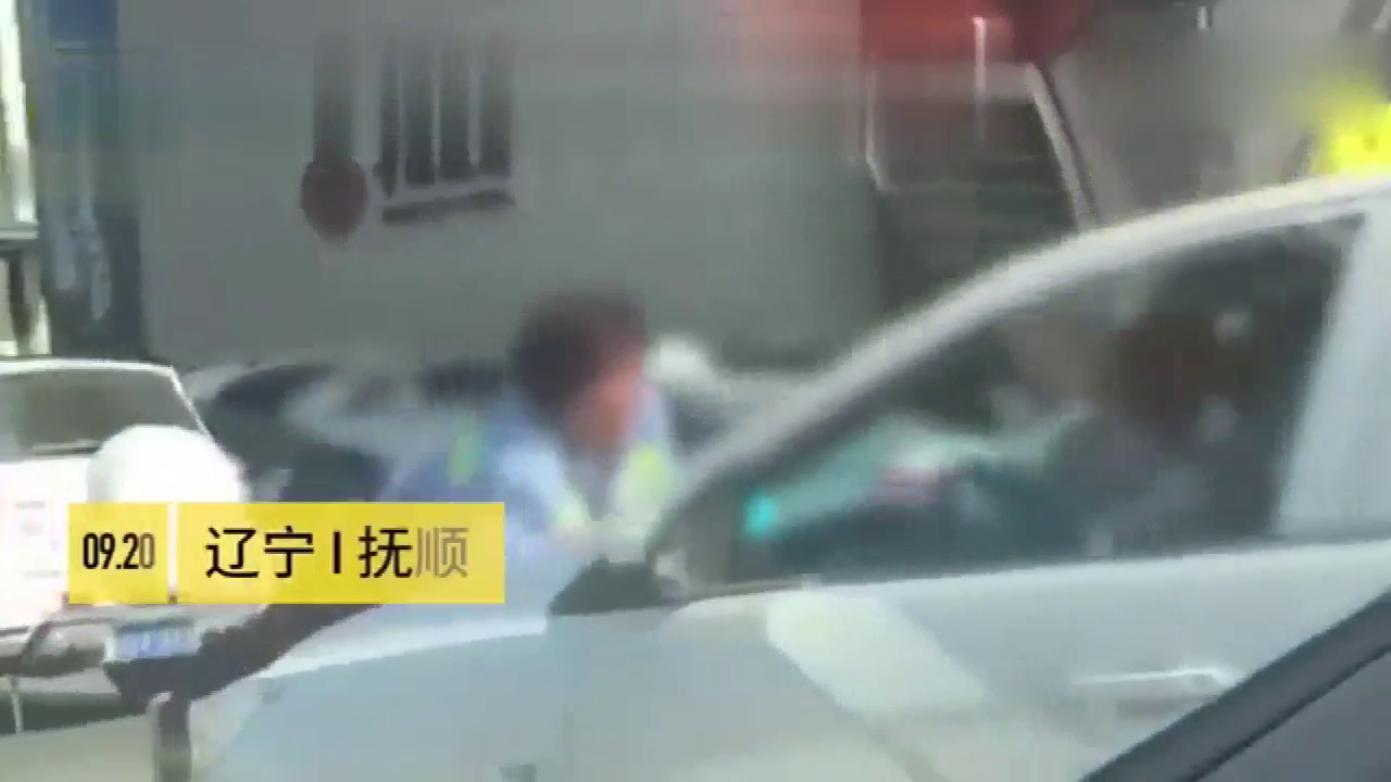 疑因停车费纠纷，女司机顶着收费员狂飙3里路：撞死你有保险赔偿