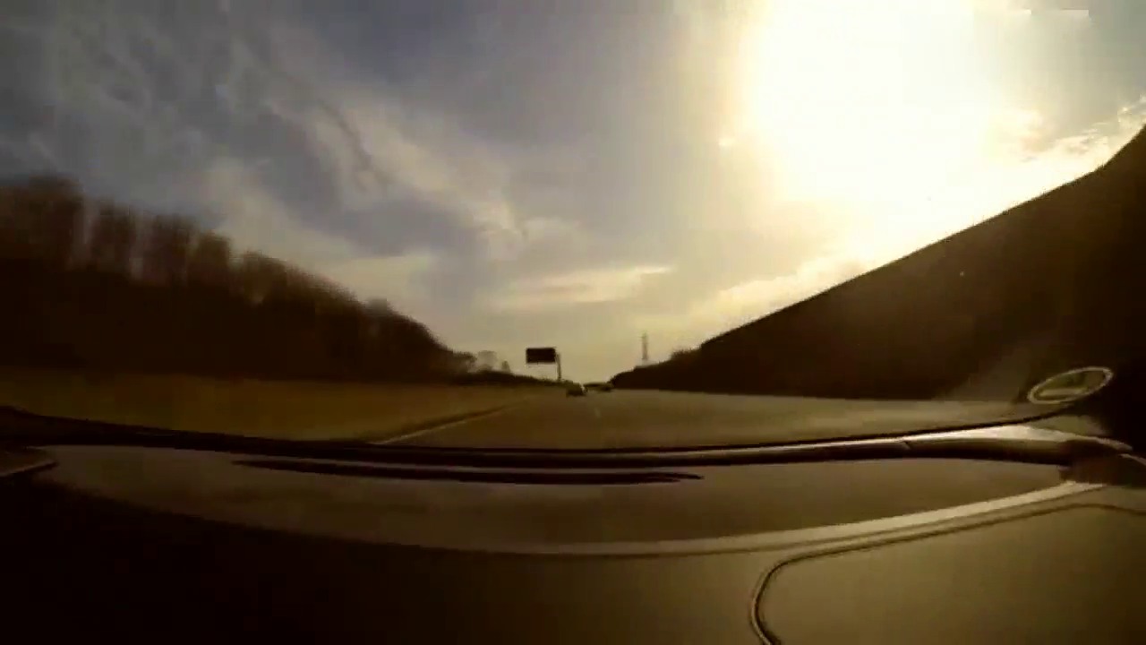 奔驰跑车高速路遇兰博基尼，接下来才是霸气的开始