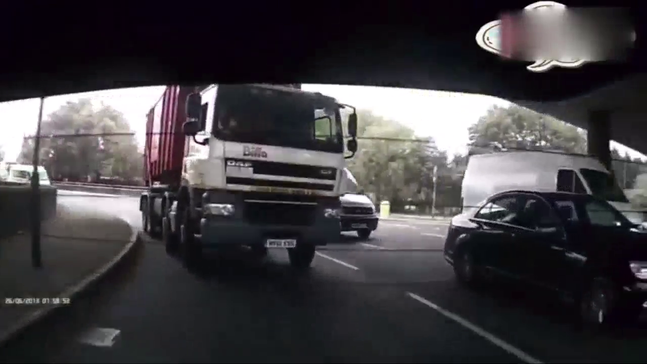 奔驰别大卡车，让卡车司机告诉你15秒后才是霸气的开始