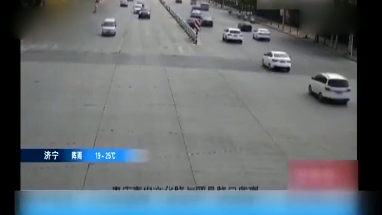 轿车撞上电动车,居然推着电动车开了五公里