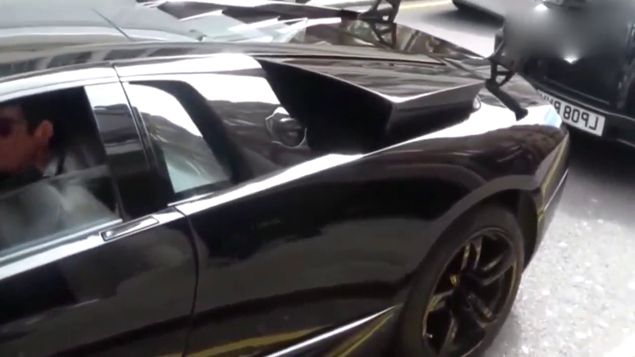 土豪开跑车撞了大妈，很快他就知道啥叫惹不起了！