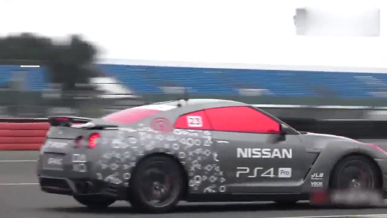 土豪开腻了跑车就把它改装成遥控的