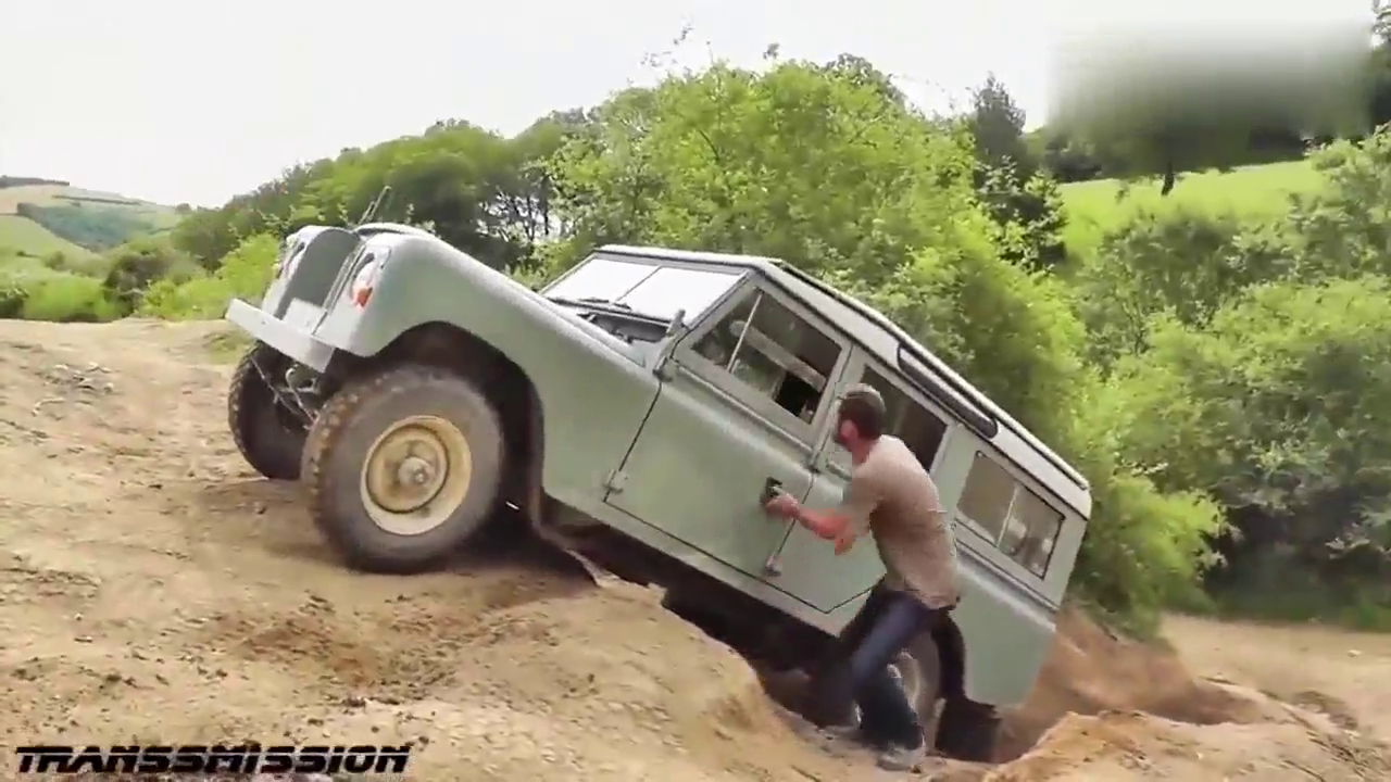 遇到一个大坡，才知道路虎军用卡车有多么强悍，够霸气！