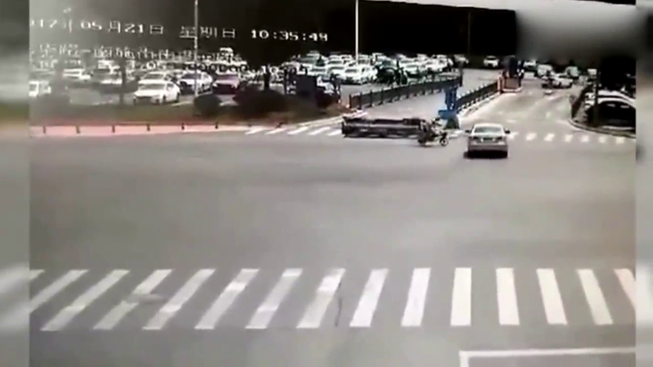 载人电动车这样大胆闯红灯，这就是代价