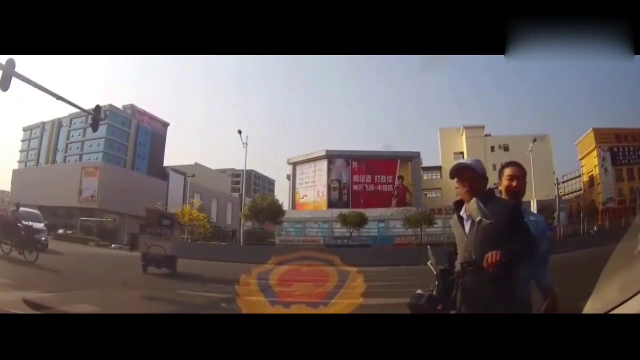 载三人电动车强势抢道，惊险一瞬间