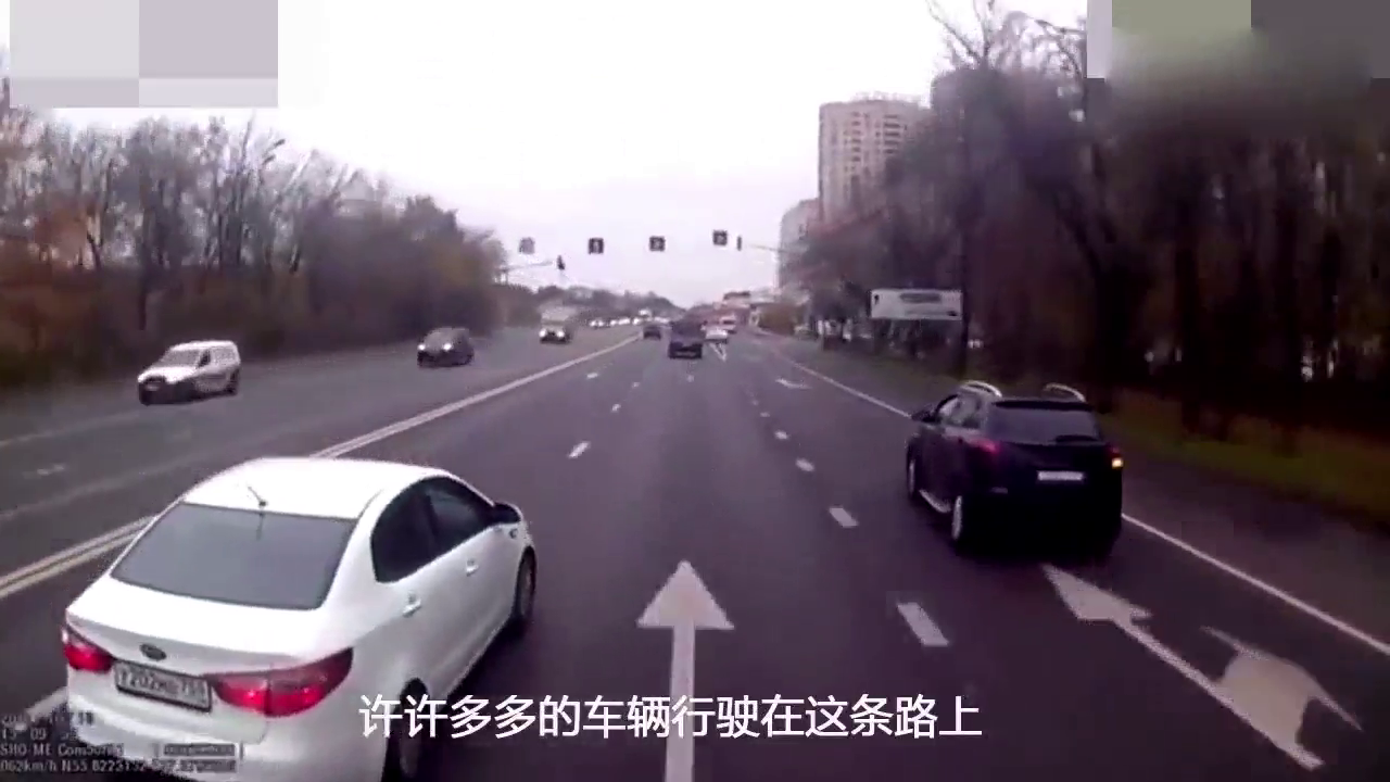 轿车高速路上数次阻挡客车，客车司机恼羞成怒，选择这样做
