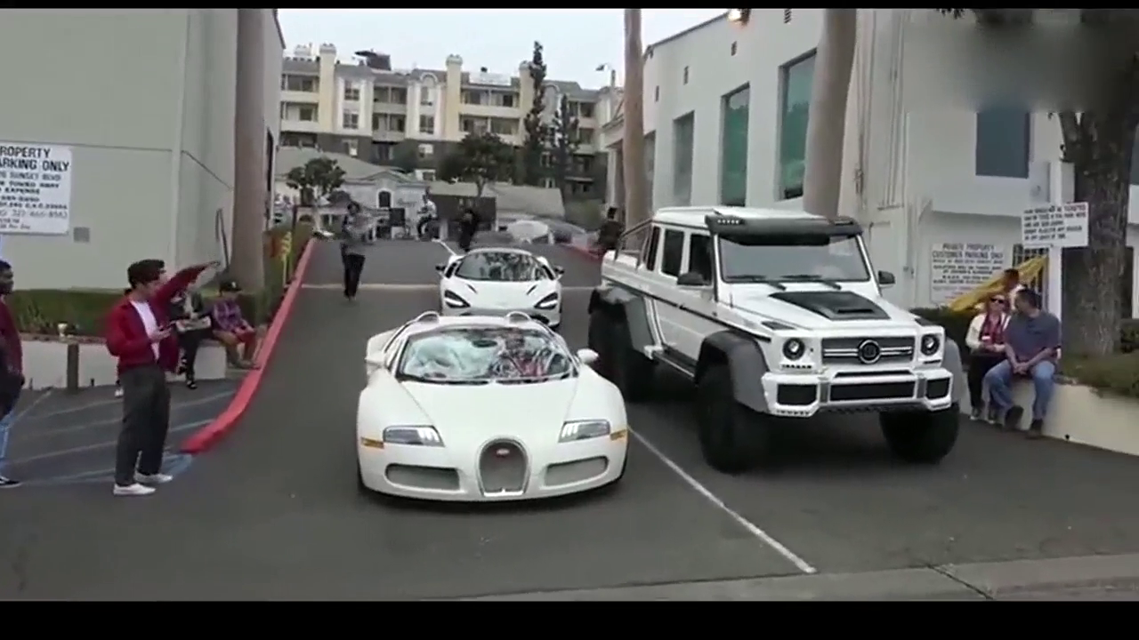 转个弯才知道跑车和越野车的区别有多大 很尬尴啊！