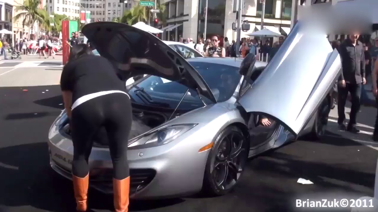 迈凯伦MP4-12C跑车，银白色车身很科幻