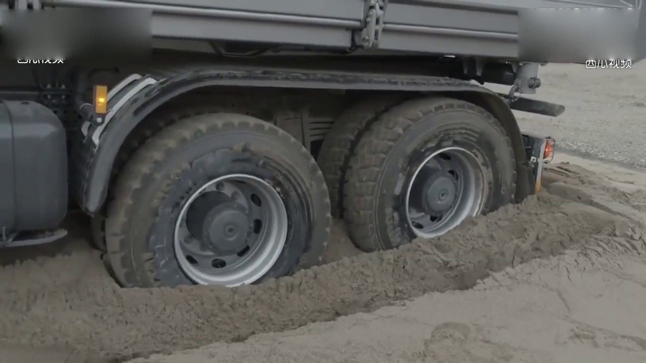 轮胎打滑的时候，才知道奔驰卡车厉害在什么地方！