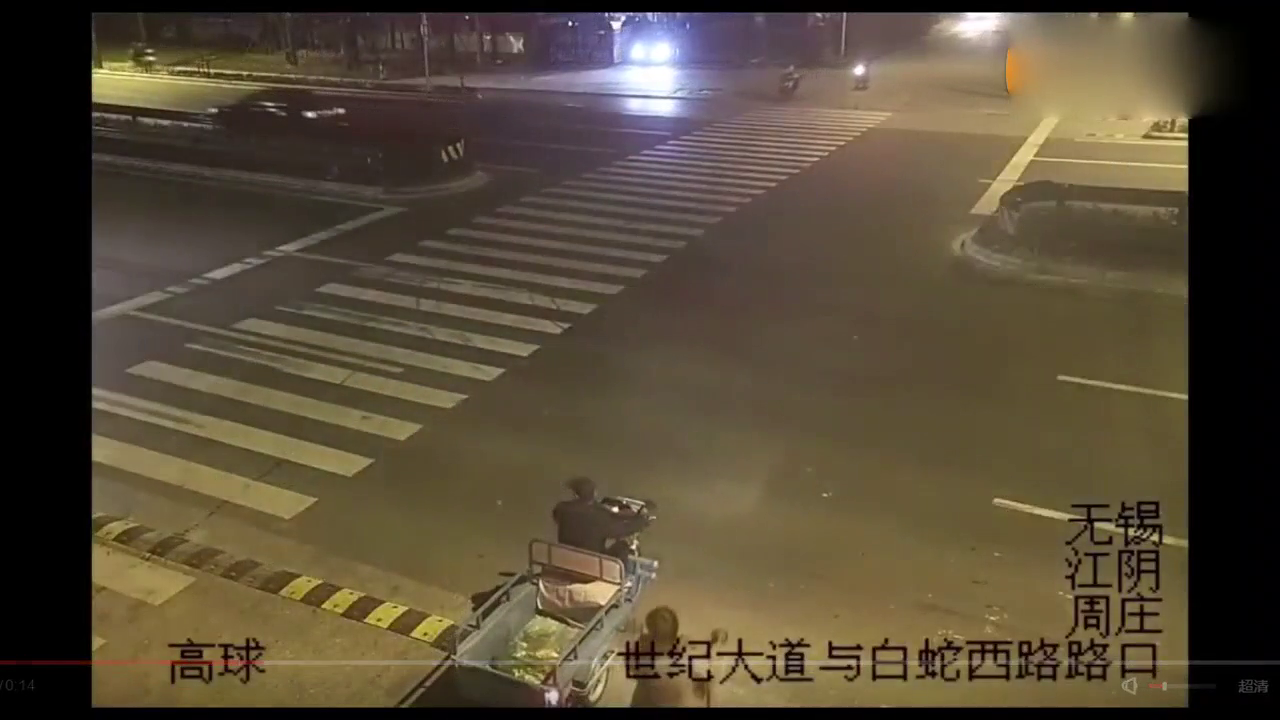 载人电动车横穿斑马线，被飞速轿车惨撞！