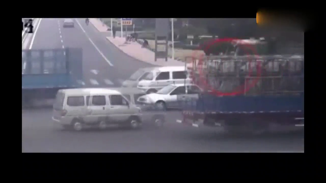 载人电动车与后八轮抢道，惨遭其碾压