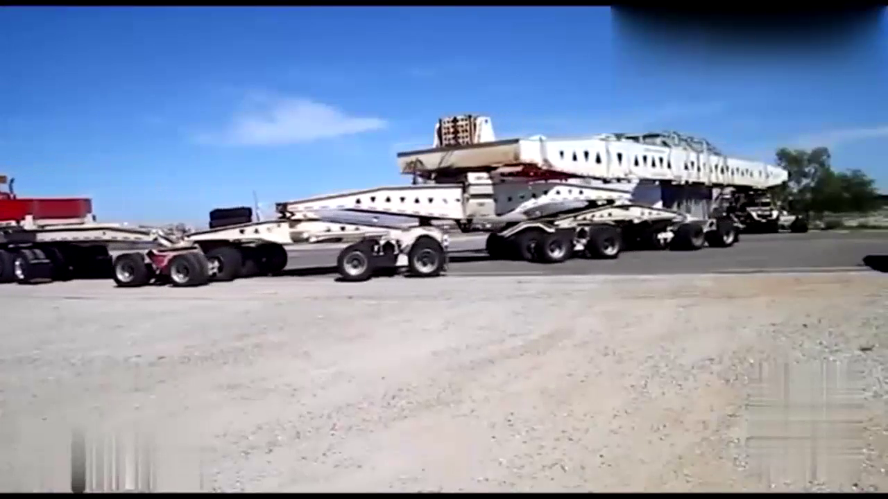 载重量达600吨，拥有60节车厢，世界超长卡车