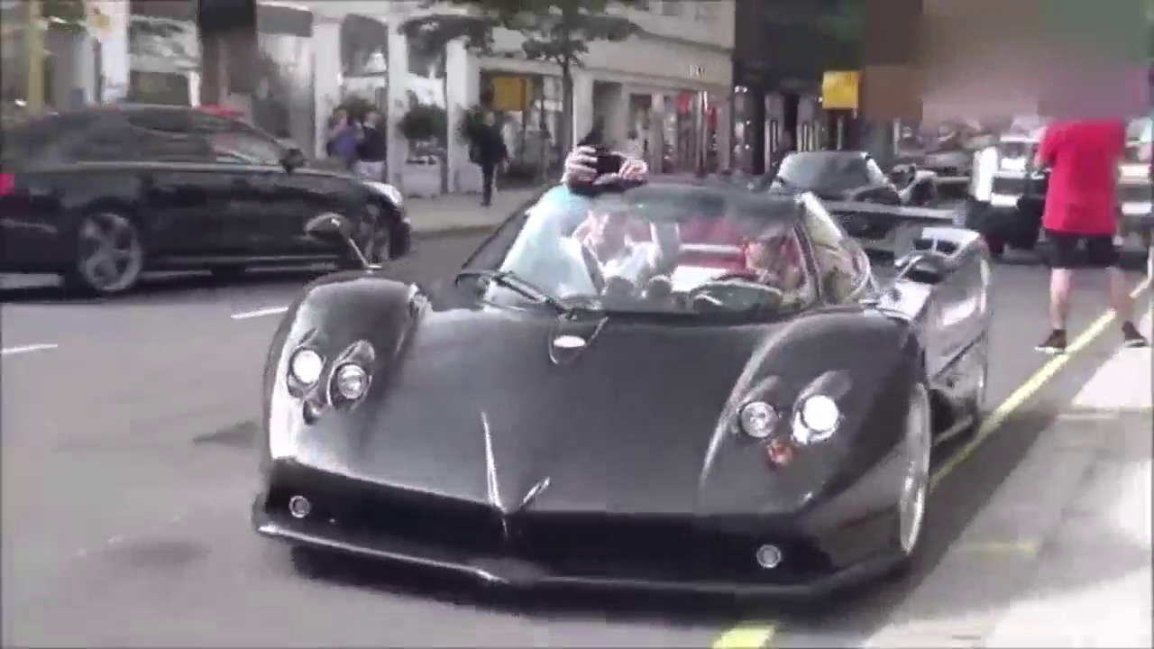 这加油站够火的，这么多豪车都在这里加油，车展啊