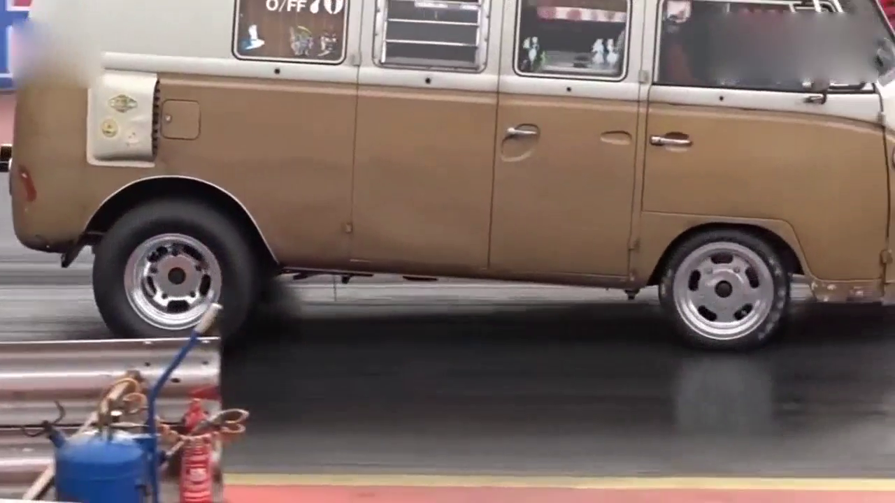 面包车大胆挑战跑车，要不是亲眼看见我也不相信！