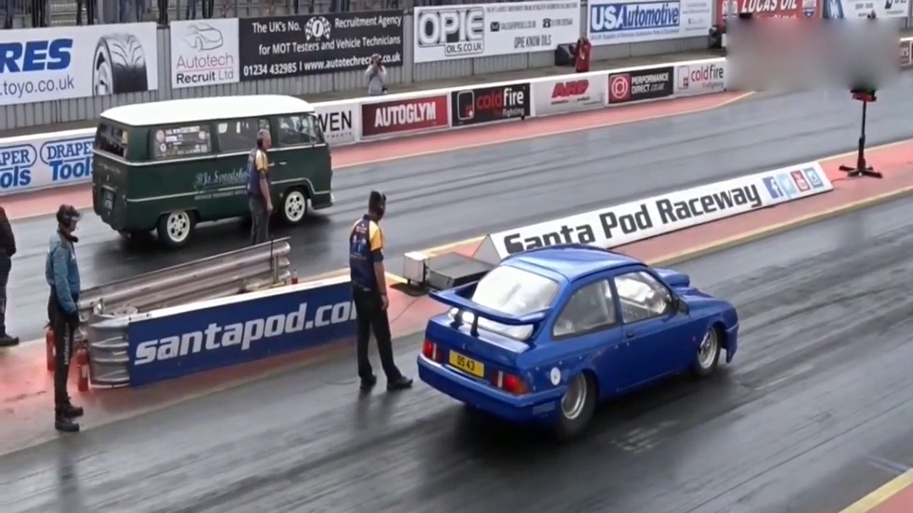 面包车大胆挑战跑车，简直太不自量力了！