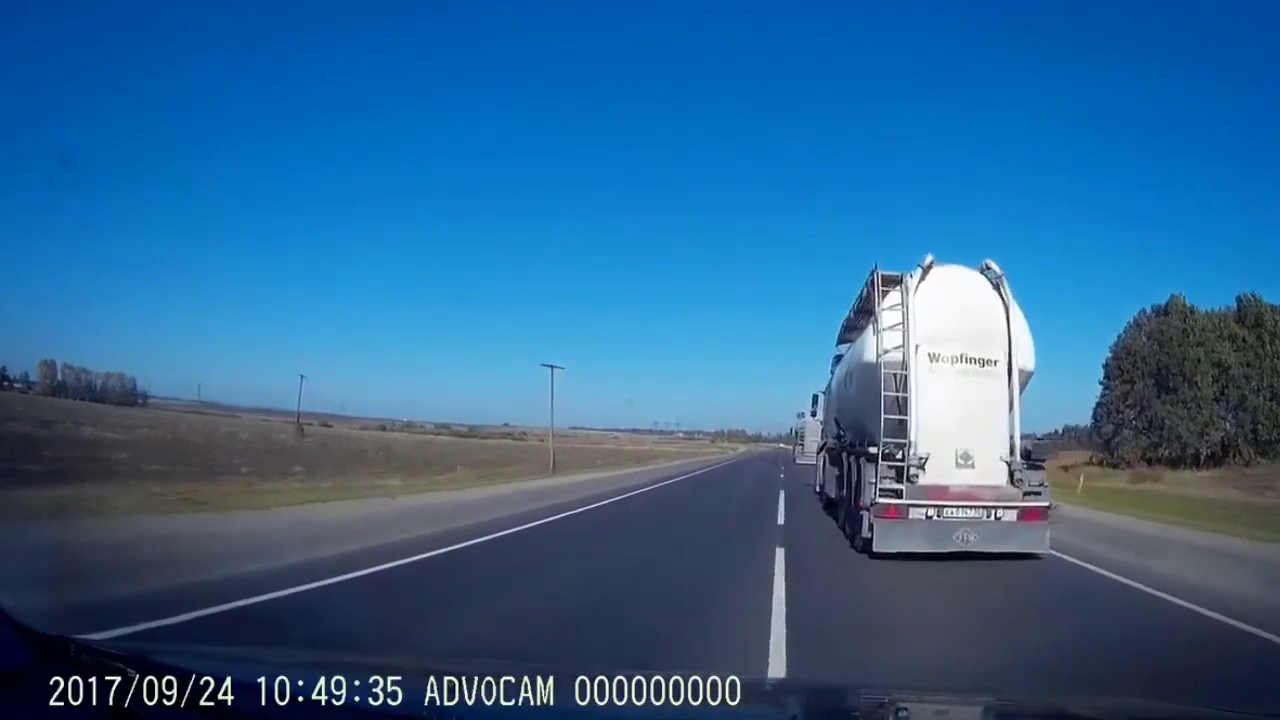 在卡车屁股后面超车太危险了，差点命都没了