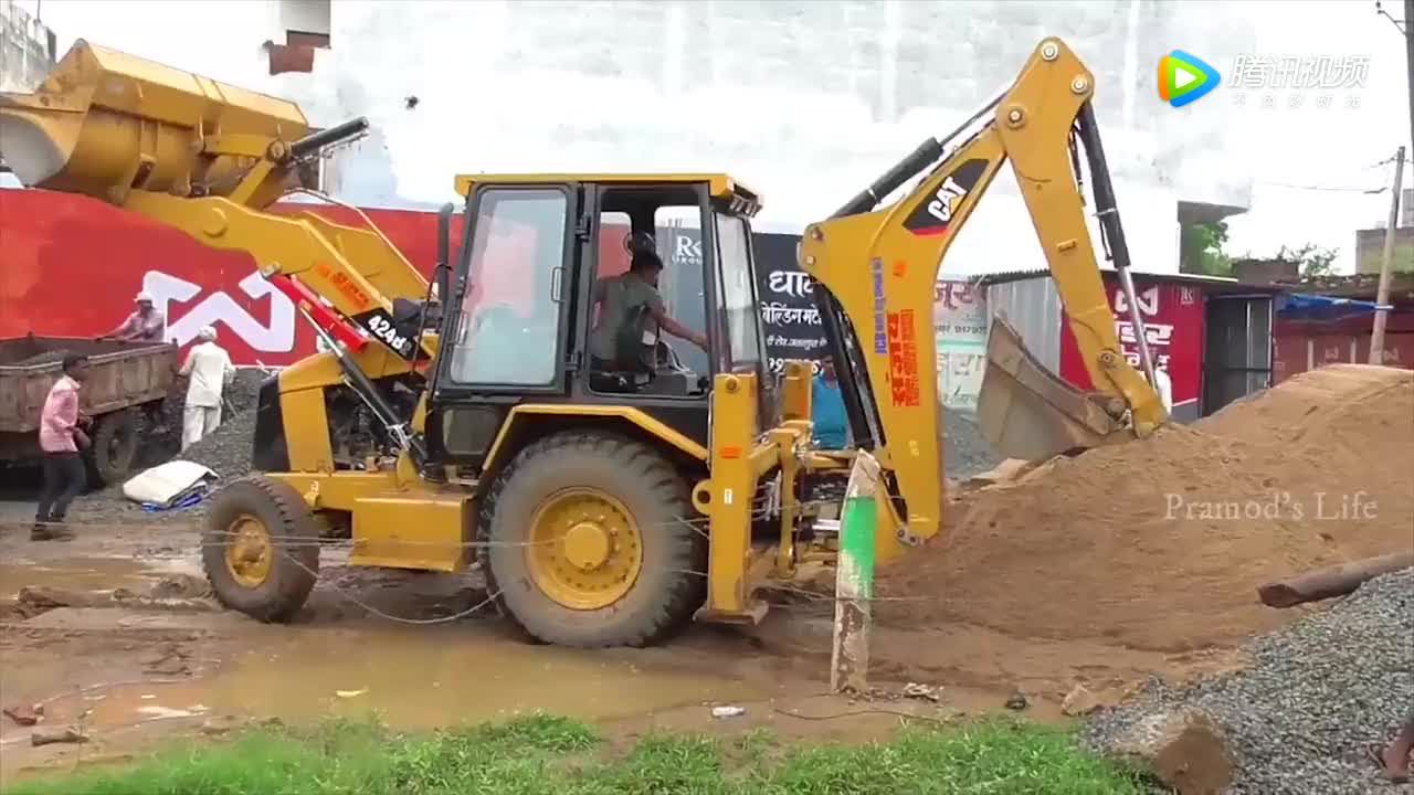 老外开挖掘机救援卡车小挖掘机发动机真给力