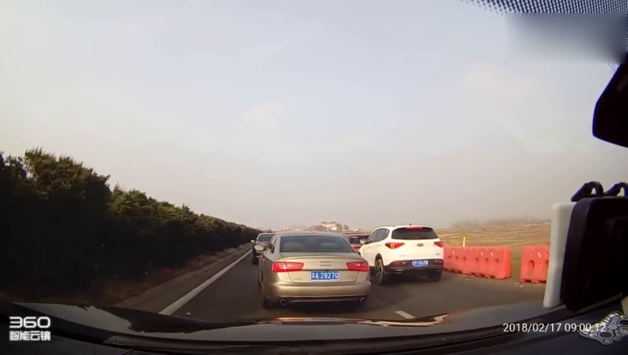 车技高超的出租车，不保持车距的结果