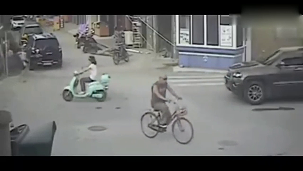 当电动车女骑手碰上越野女司机，要没监控你永远想不到这一幕！