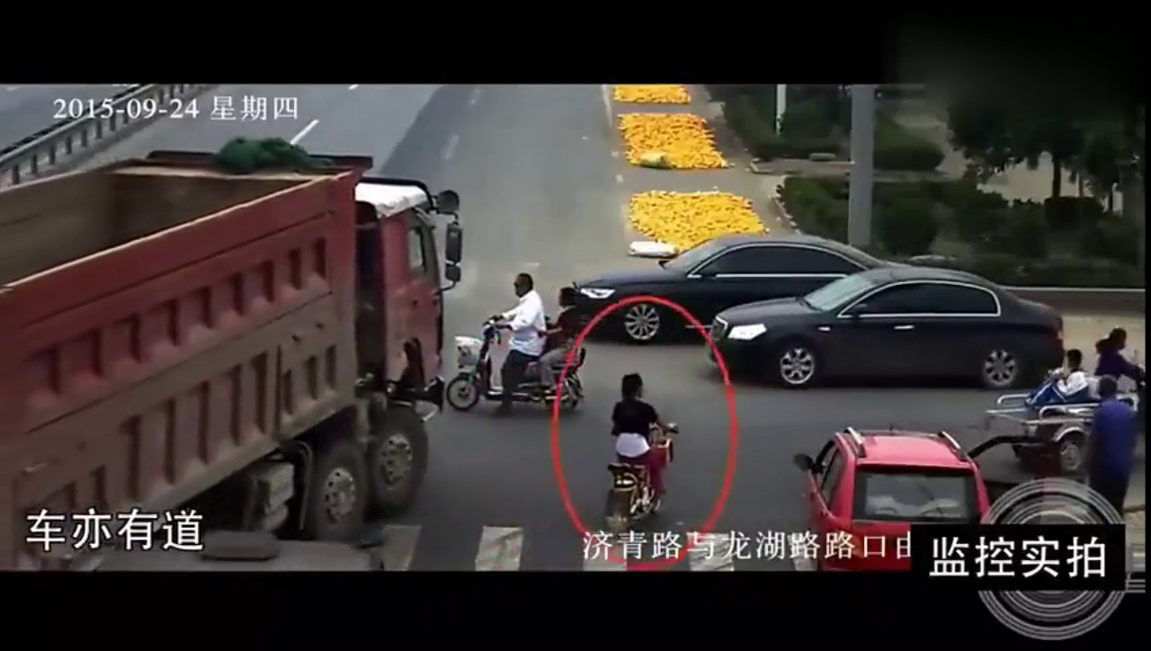 电动车女子进入大货车的盲区，结局如我所料！