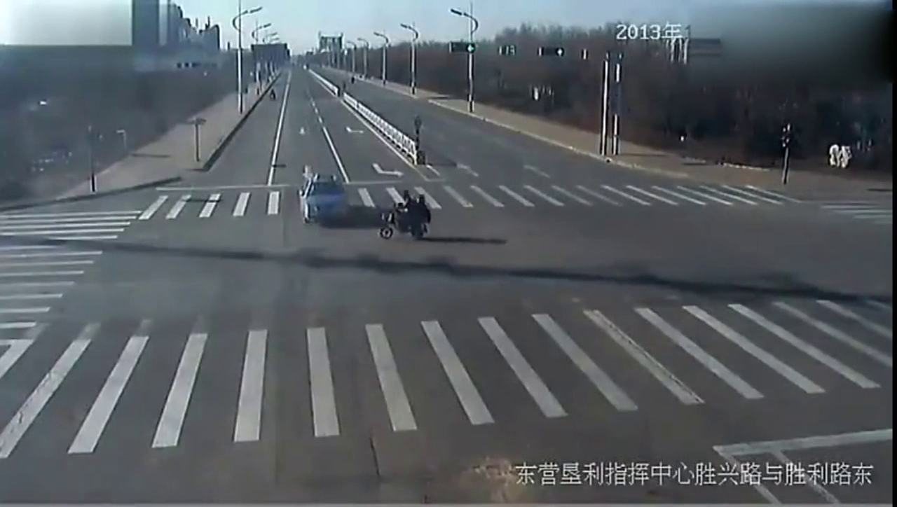 电动车当着面闯红灯，被出租车给收拾了！