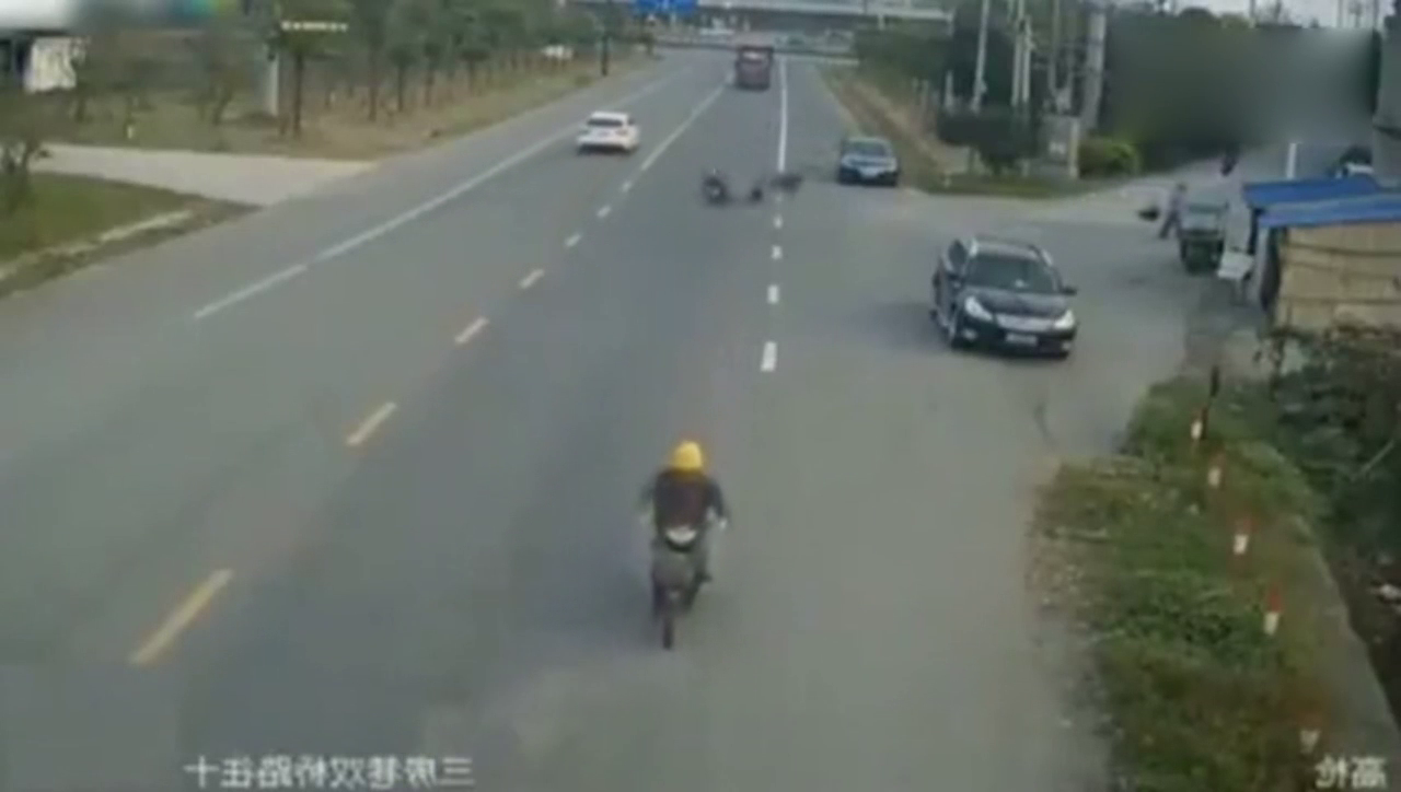 男子碰瓷找错了对象，看着电动车往上撞，结果把人家撞成了重伤