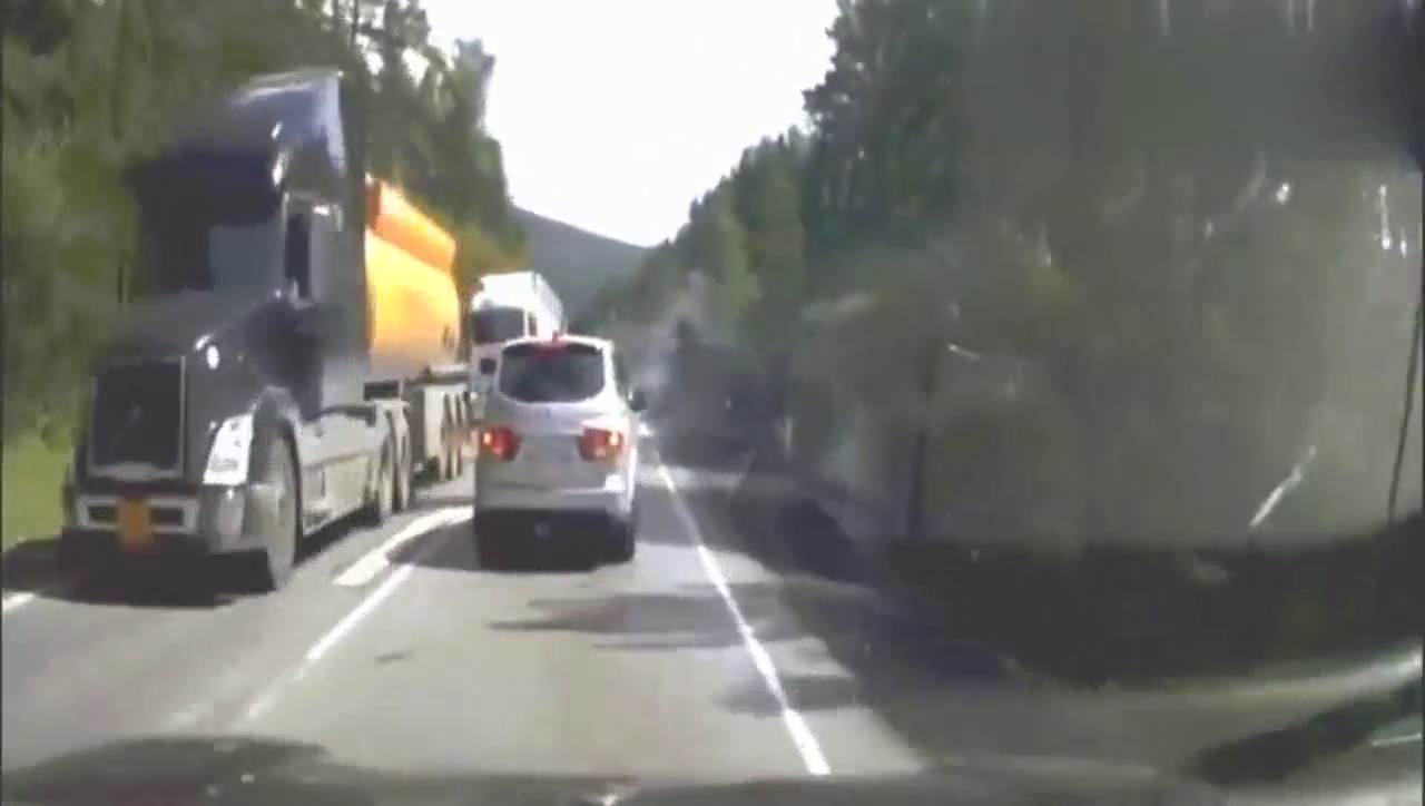 任凭大货车怎么按喇叭，电动车就是不让，愤怒的画面