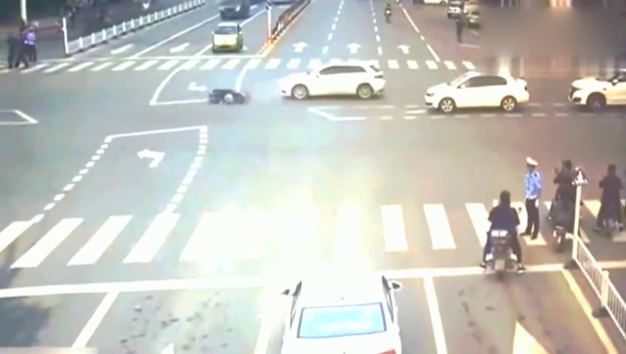 交警在疏导交通，电动车女子依然我行我素，结果悲剧了