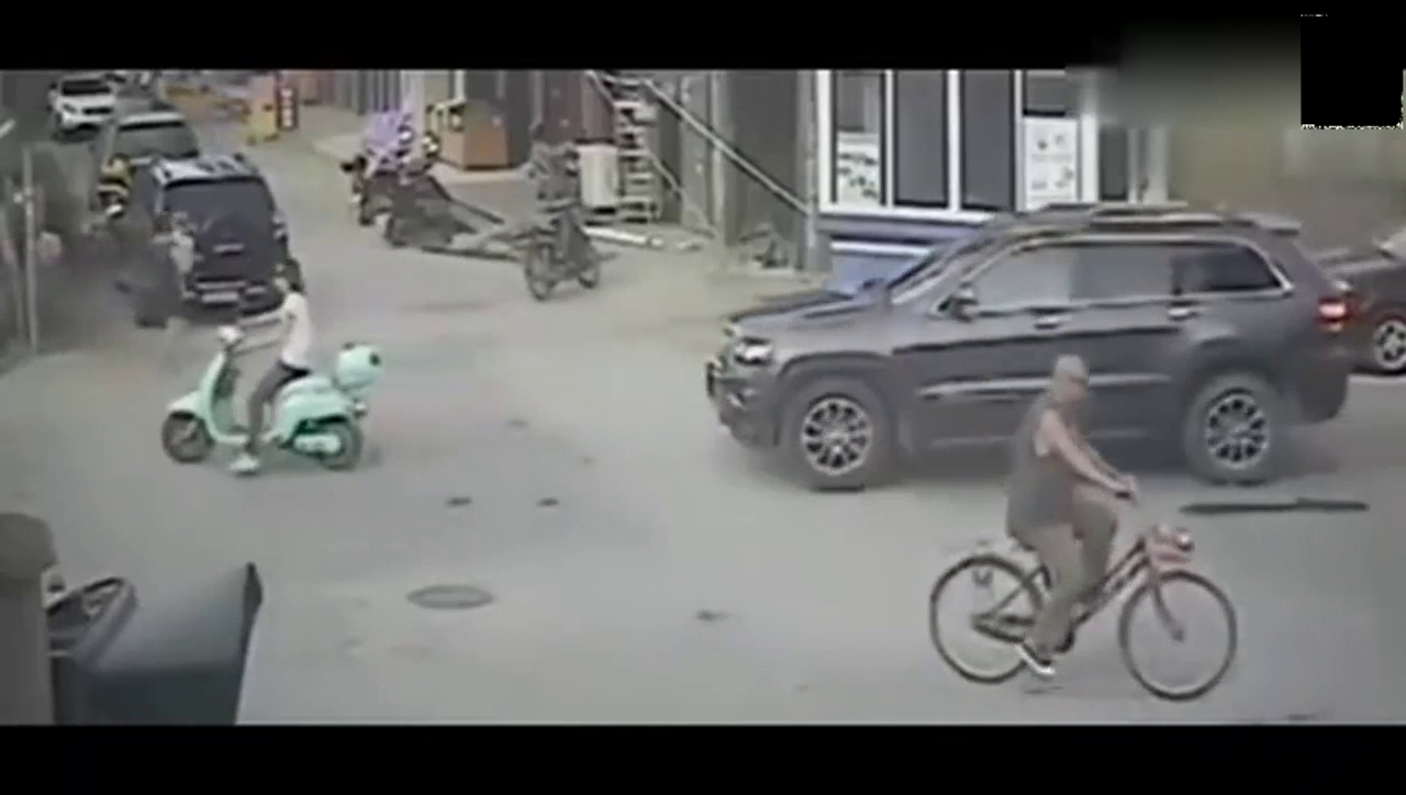 当电动车女骑手碰上越野女司机，要是没监控你永远想不到是这样